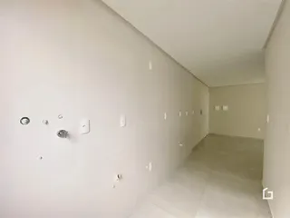 Hall de corredor interno de uma residência.