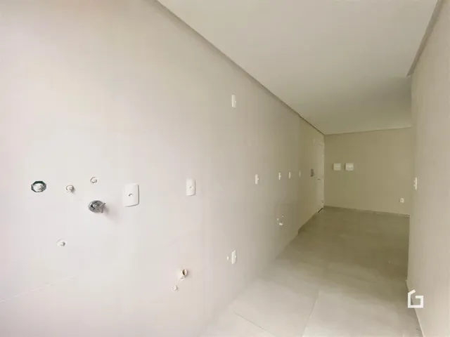 Hall de corredor interno de uma residência.