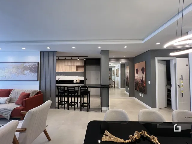 Sala de estar e cozinha de um imóvel moderno em Lajeado.
