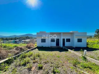 Fachada de uma casa moderna branca em Lajeado, Brasil.