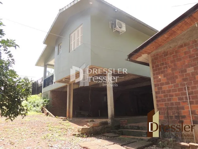 Fachada de uma residência em Lajeado, Brasil, com alvenaria de tijolo aparente.