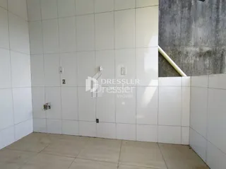 Parede interna branca de uma residência.