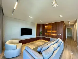 Sala de estar moderna com sofá e poltrona em ambiente interno.