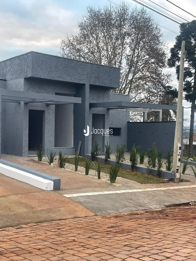 Fachada moderna de uma residência em Lajeado, Brasil, com paisagismo frontal.