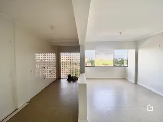 Interior de um espaço amplo com paredes brancas.