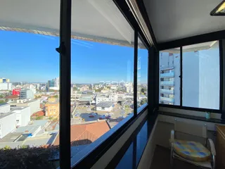 Vista da cidade de Lajeado a partir de uma janela de apartamento.