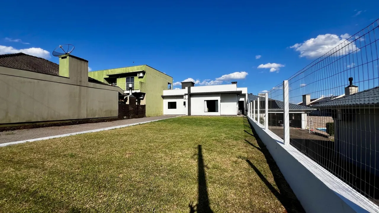 Fachada de uma residência com gramado verde em Lajeado, Brasil.