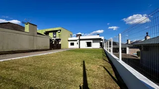 Fachada de uma residência com gramado verde em Lajeado, Brasil.