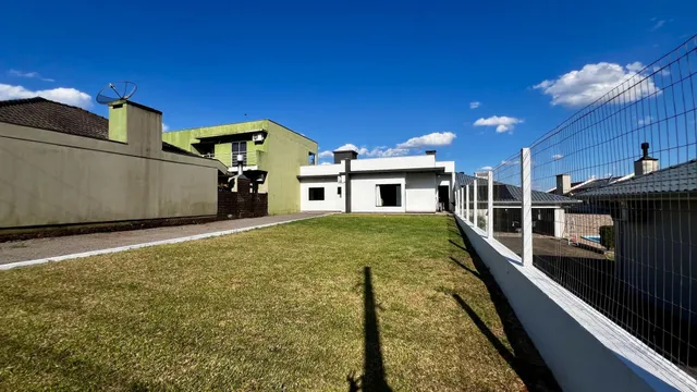 Fachada de uma residência com gramado verde em Lajeado, Brasil.