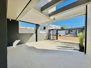 Área externa pavimentada com estrutura moderna de concreto.