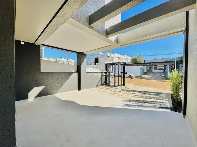 Área externa pavimentada com estrutura moderna de concreto.
