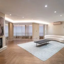 Foto de uma sala de estar com piso de madeira clara.