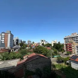 Vista aérea de edifícios e vegetação em Lajeado, Brasil.