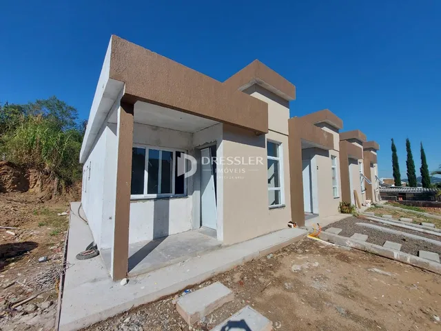Fachada de casas residenciais em construção em Lajeado, Brasil.