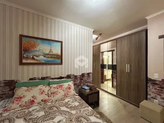 Quarto com cama e armário em ambiente interno.