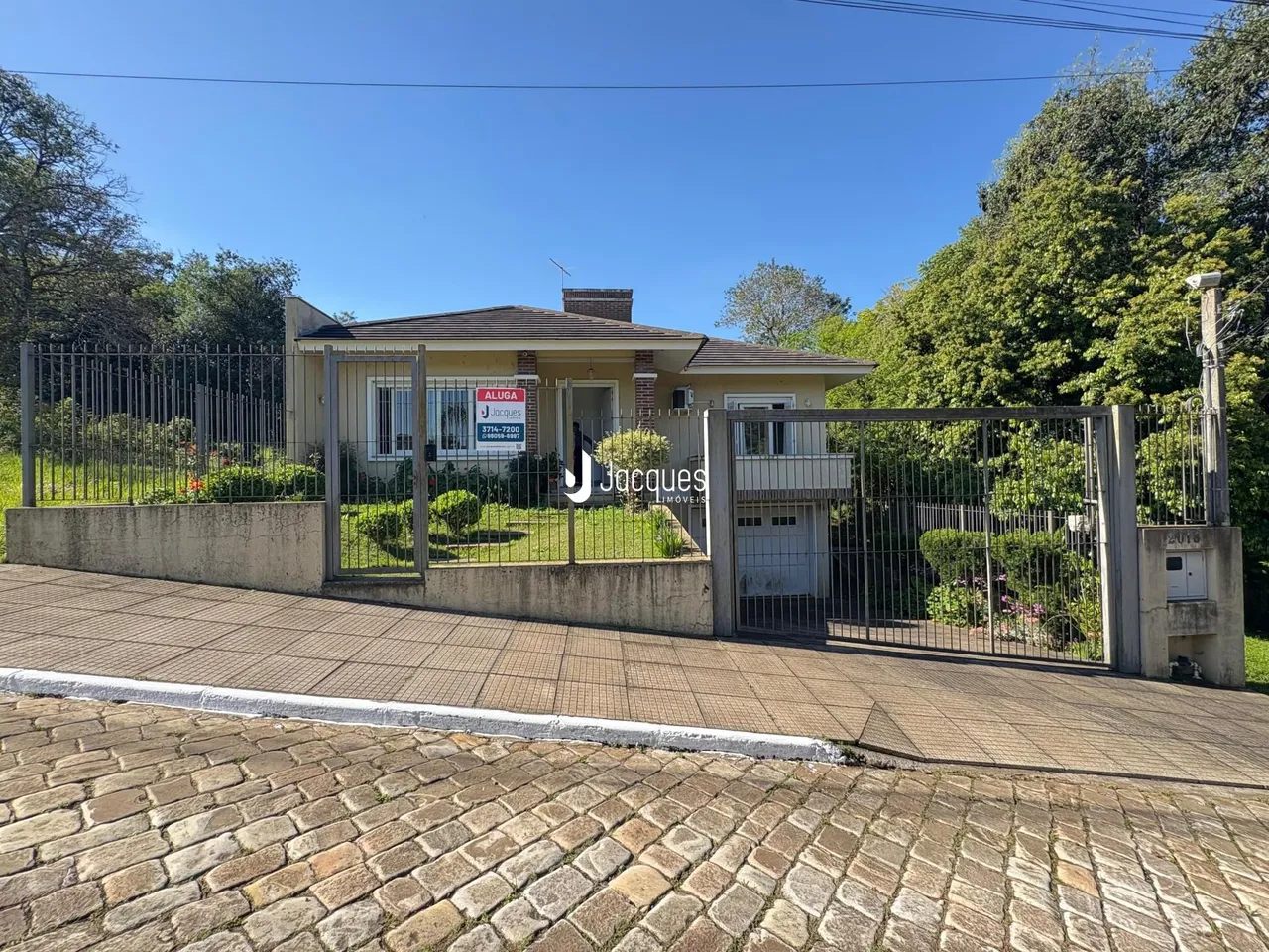 Fachada de uma residência com portão de ferro em Lajeado, Brasil.