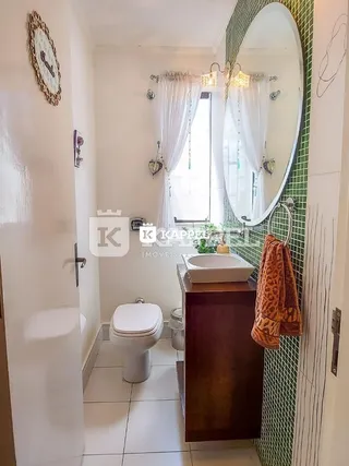 Foto interna de um banheiro com vaso sanitário e pia.