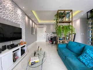 Sala de estar moderna com sofá azul e decoração de madeira.