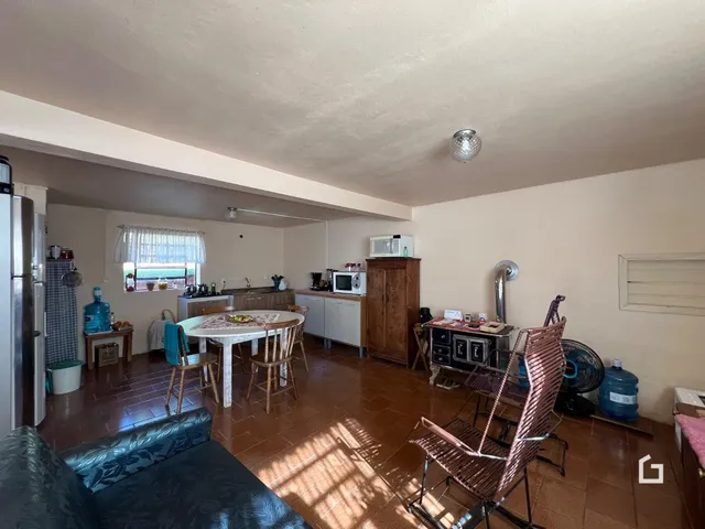 Foto de uma sala de estar com piso de madeira e mesa de jantar.