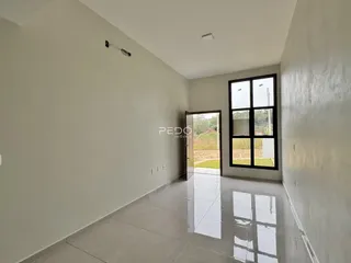 Interior de um ambiente com piso de cerâmica e janela.