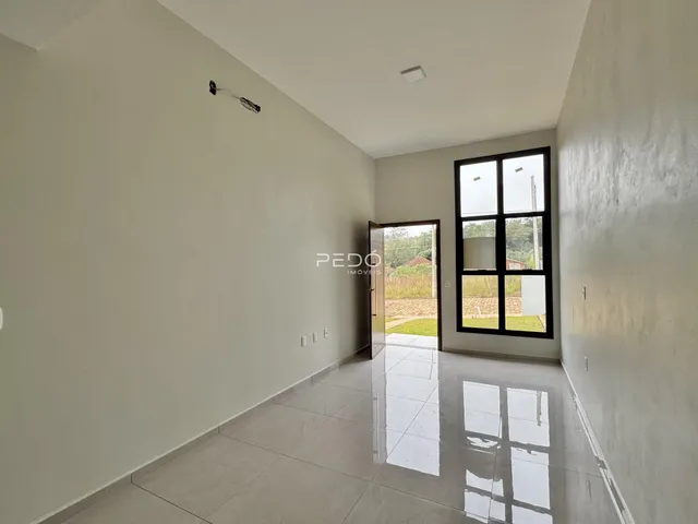 Interior de um ambiente com piso de cerâmica e janela.