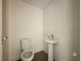 Foto de um banheiro com vaso sanitário e pia.