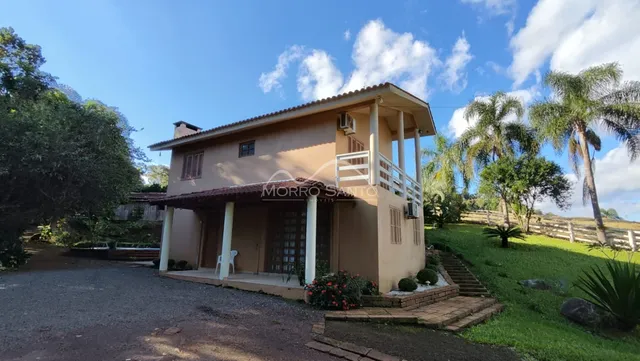 Fachada de uma residência em Lajeado com jardim gramado e área externa.