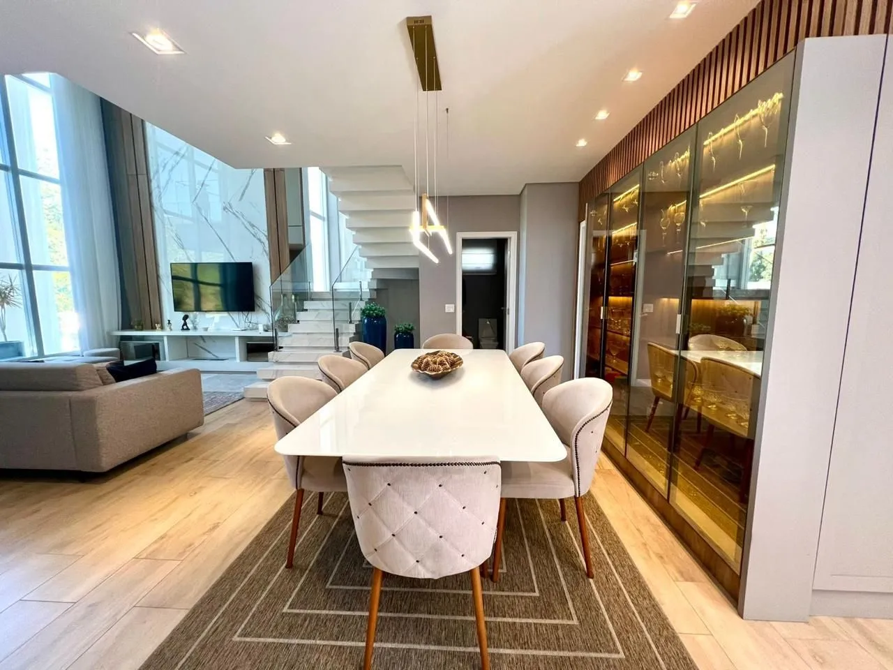 Casa com 6 dormitórios, foto 1