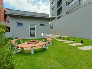 Fachada de uma residência com jardim e área externa em Lajeado, Brasil.
