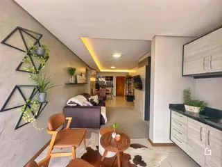 Sala de estar com decoração moderna e plantas em um imóvel no Brasil.