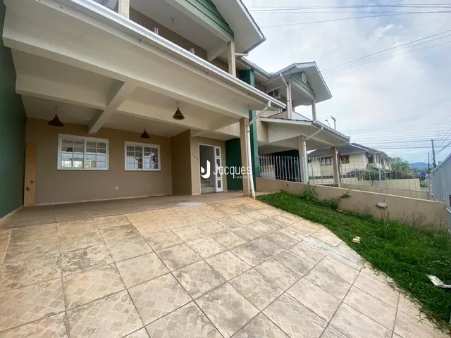 Fachada de um imóvel em Lajeado, Brasil, com área pavimentada na frente.