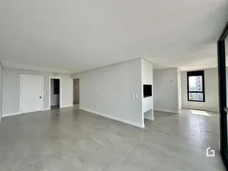 Vista do interior de um espaço aberto com piso de cerâmica.