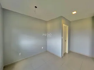 Ambiente interno de uma sala com paredes cinzas claras.