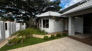 Fachada de uma residência com jardim e área coberta em Lajeado, Brasil.