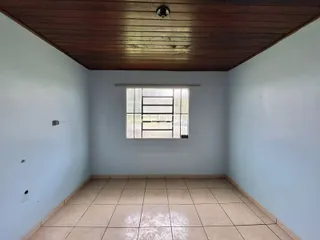 Foto de um cômodo interno com piso de cerâmica e teto de madeira.