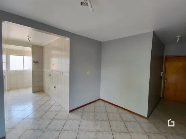 Hall de entrada com piso de cerâmica.