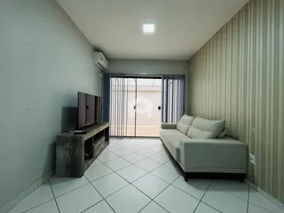 Sala de estar com piso de cerâmica e porta de vidro.
