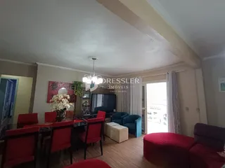 Sala de estar com mesa de jantar e sofá em um imóvel no Brasil.