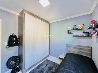 Quarto com armário e cabeceira em um apartamento no Brasil.