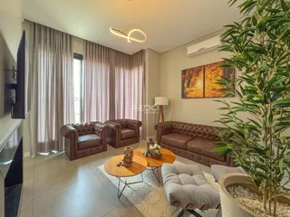 Sala de estar com sofás e decoração em um imóvel no Brasil.