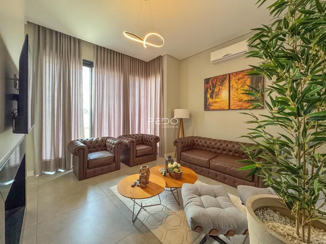 Sala de estar com sofás e decoração em um imóvel no Brasil.