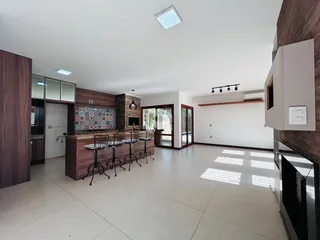 Interior de uma sala de estar com cozinha integrada em Lajeado, Brasil.