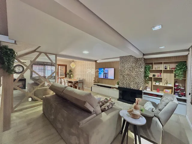 Sala de estar com sofá e lareira em um apartamento no Brasil.