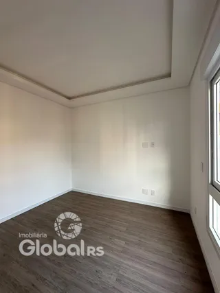 Ambiente interno de uma sala com piso de madeira clara.