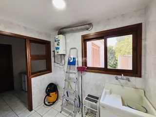 Foto interna de um banheiro com janela e banheira.