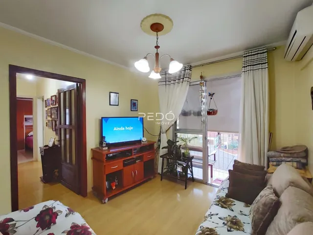 Sala de estar com porta de vidro abrindo para o exterior.
