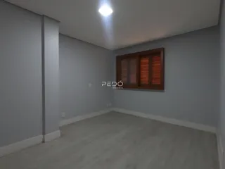 Foto de um cômodo interno com paredes cinzas e piso claro.