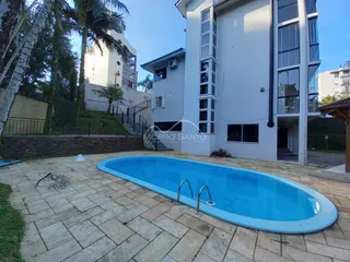 Fachada de uma residência moderna com piscina em Lajeado, Brasil.
