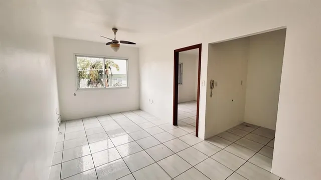 Foto de um ambiente interno com piso de cerâmica e paredes brancas.