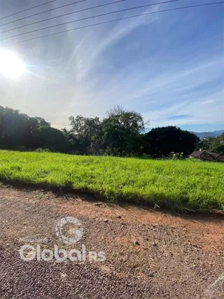 Campo gramado com caminho de terra em Lajeado.